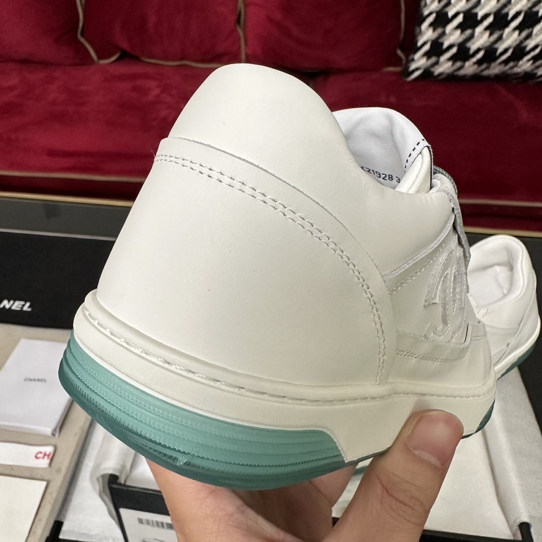 Luxury Chanel white leather sneakers with green laces and embossed CC logo in original packaging - Hình 8