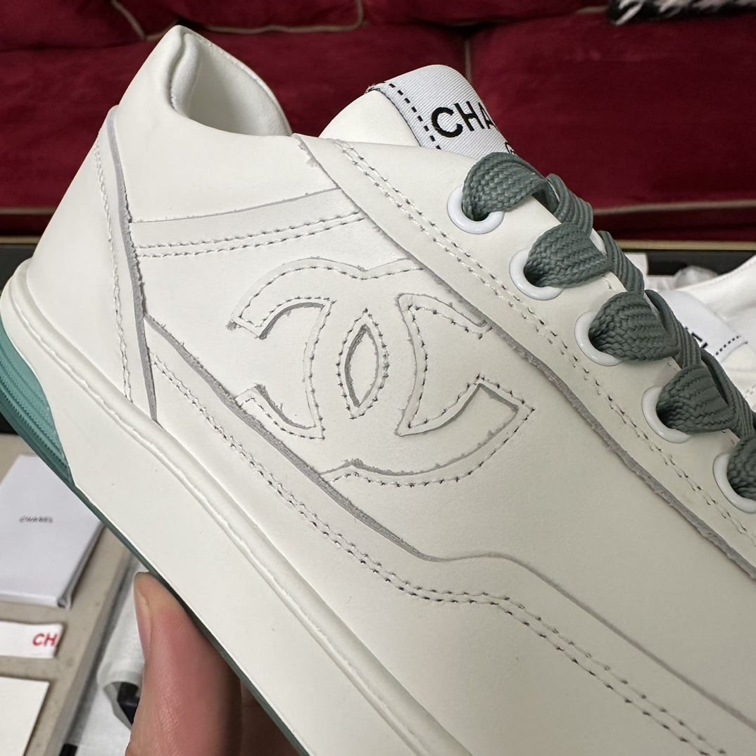 Luxury Chanel white leather sneakers with green laces and embossed CC logo in original packaging - Hình 7