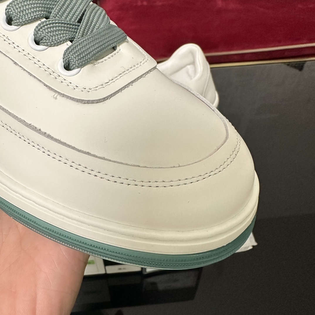 Luxury Chanel white leather sneakers with green laces and embossed CC logo in original packaging - Hình 6