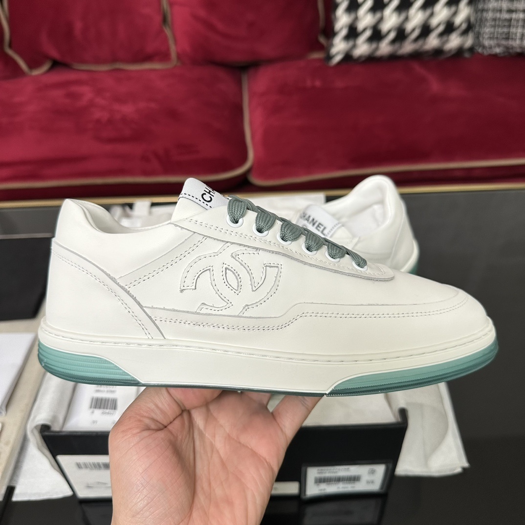 Luxury Chanel white leather sneakers with green laces and embossed CC logo in original packaging - Hình 5