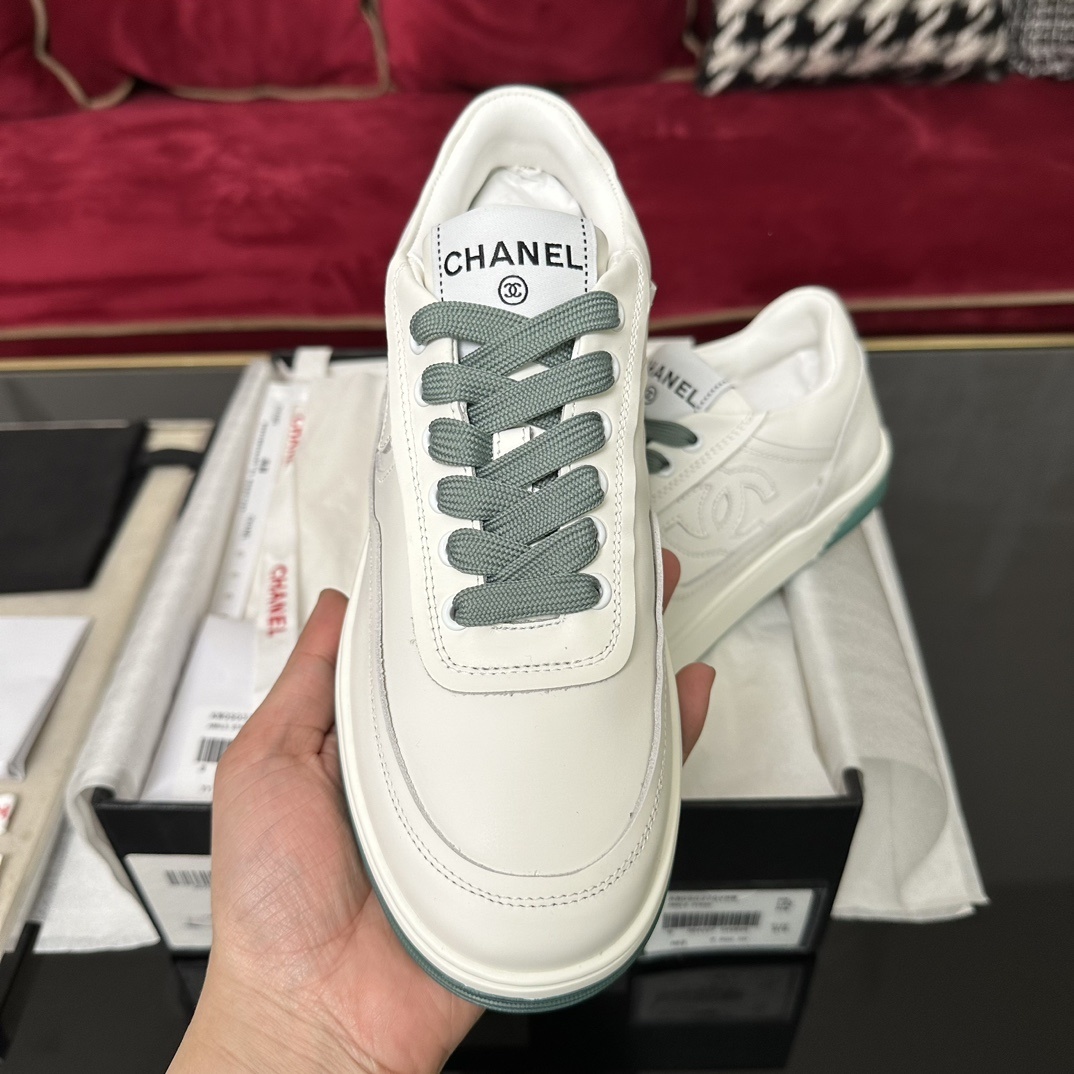 Luxury Chanel white leather sneakers with green laces and embossed CC logo in original packaging - Hình 3