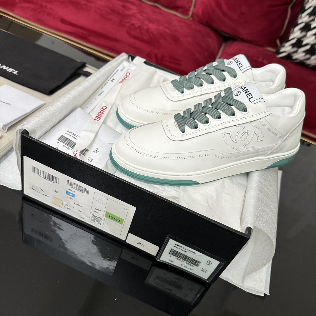 Luxury Chanel white leather sneakers with green laces and embossed CC logo in original packaging - Hình 2