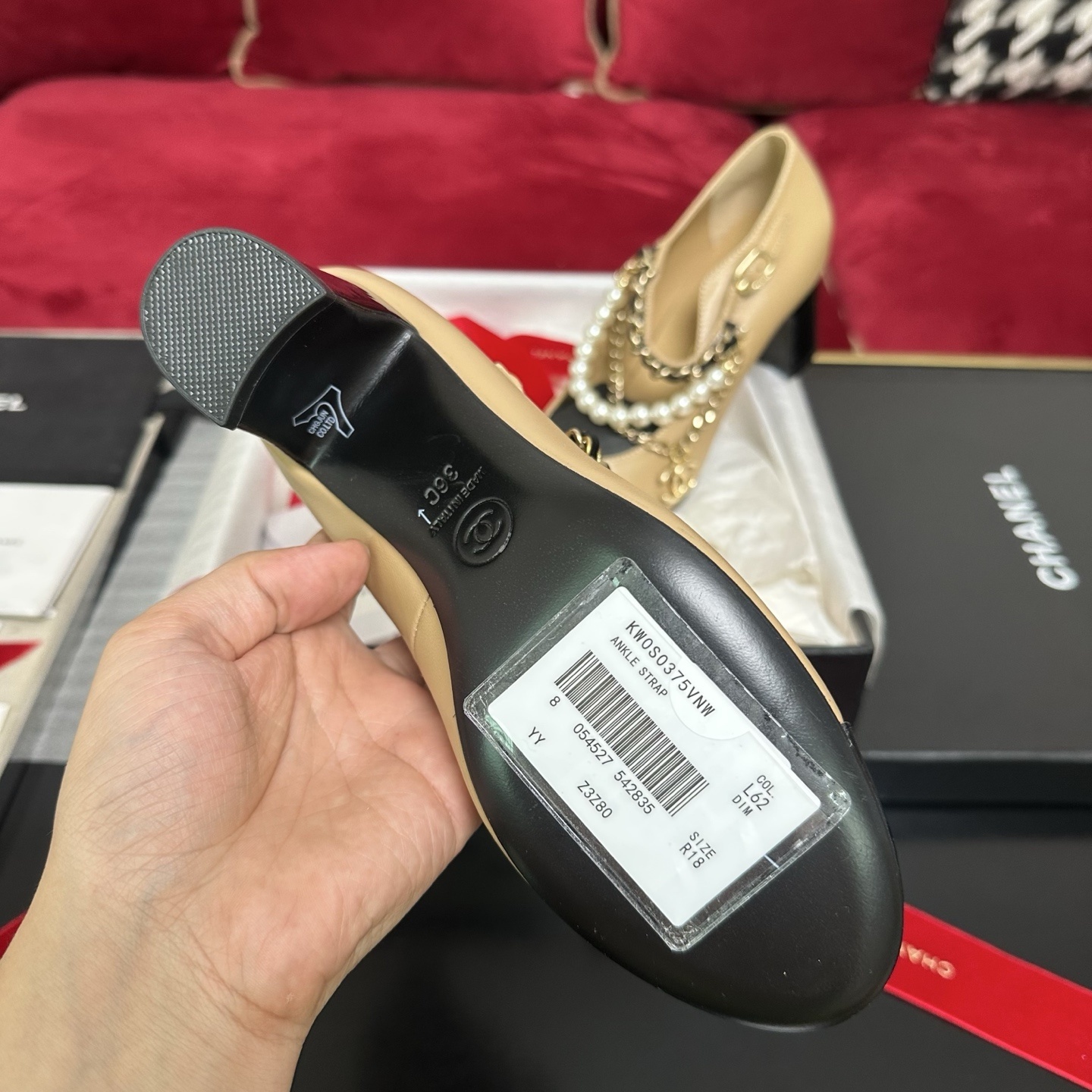 Chanel beige and black two-tone Mary Jane pumps with pearl and gold chain accents and CC logo charm in original packaging. - Hình 9