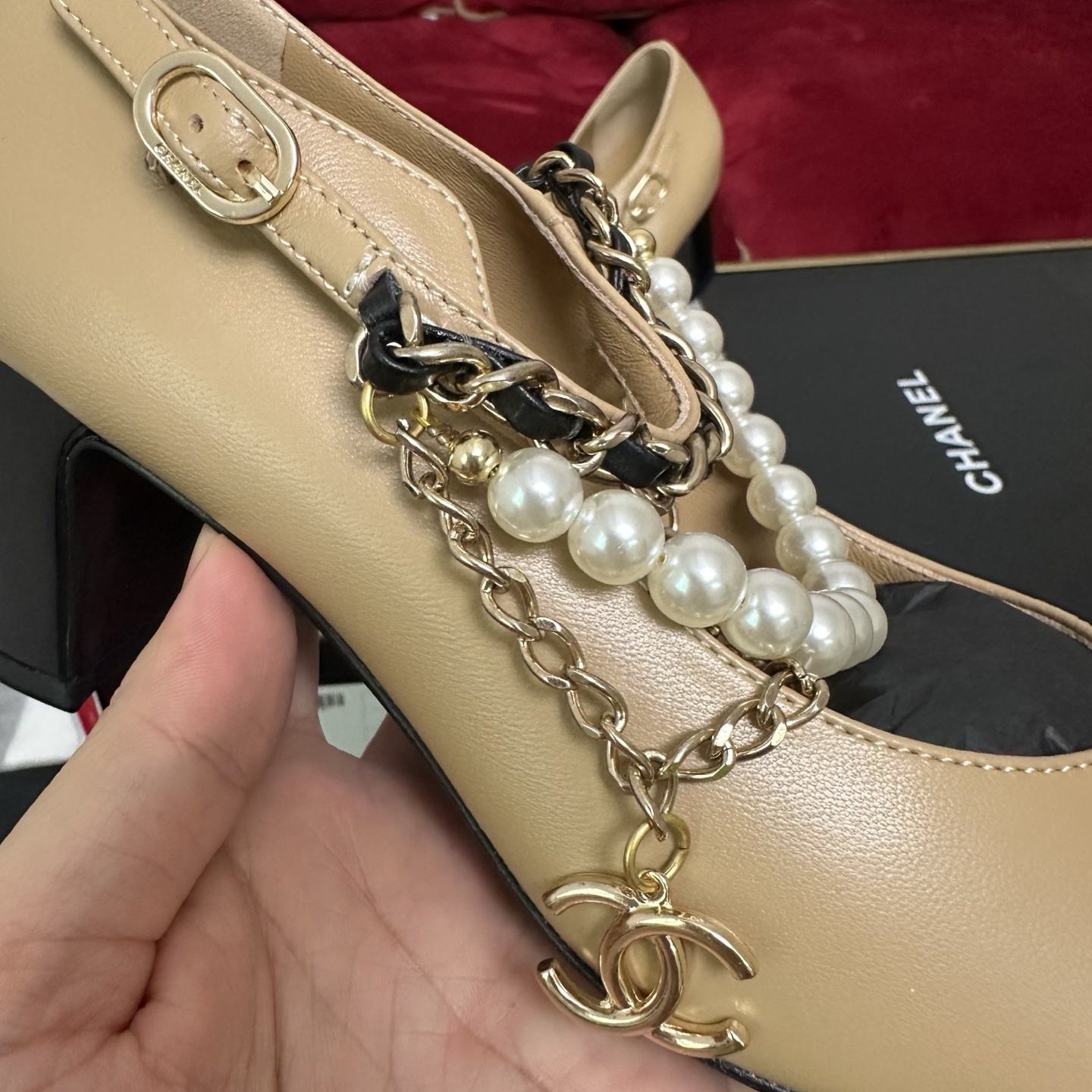 Chanel beige and black two-tone Mary Jane pumps with pearl and gold chain accents and CC logo charm in original packaging. - Hình 7