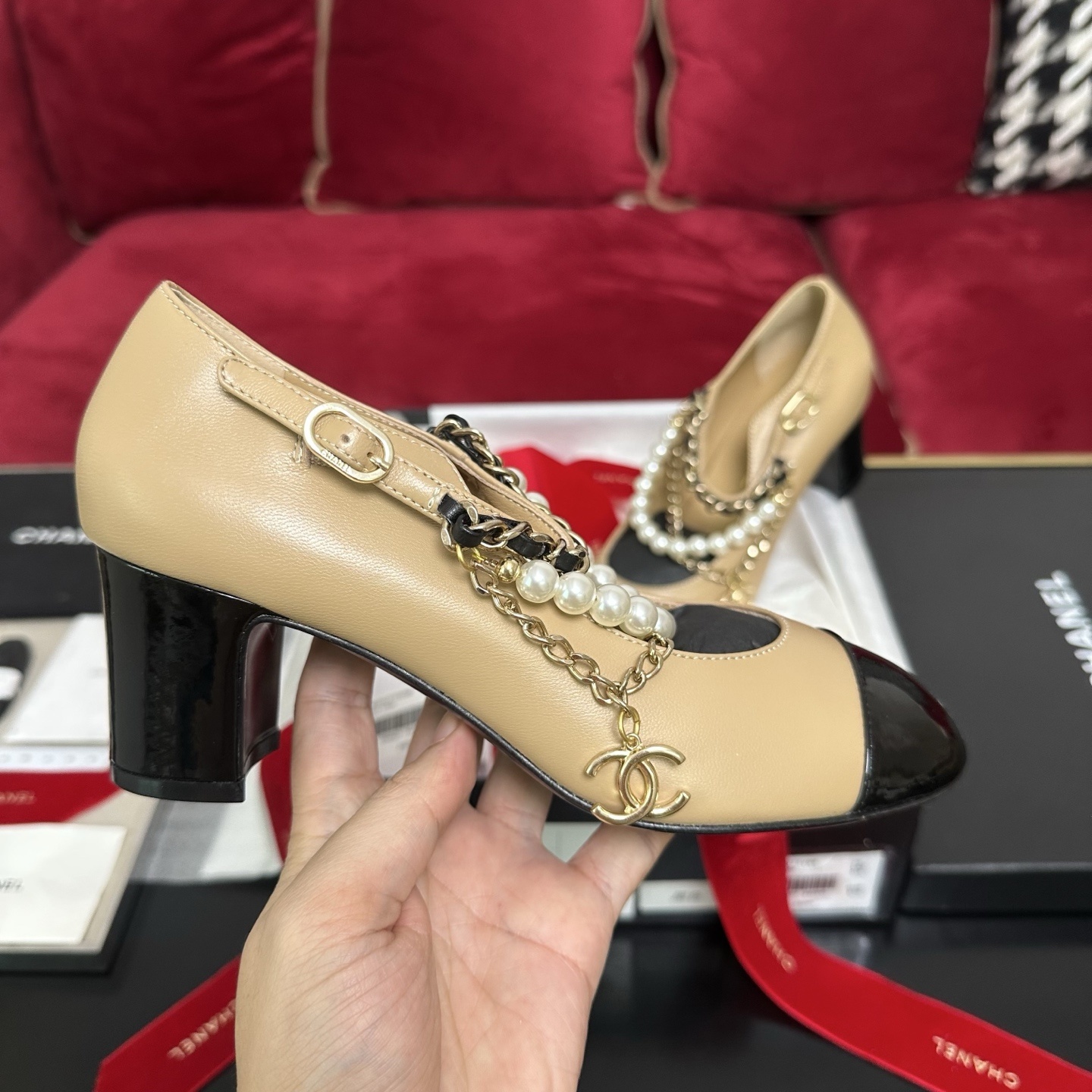 Chanel beige and black two-tone Mary Jane pumps with pearl and gold chain accents and CC logo charm in original packaging. - Hình 5