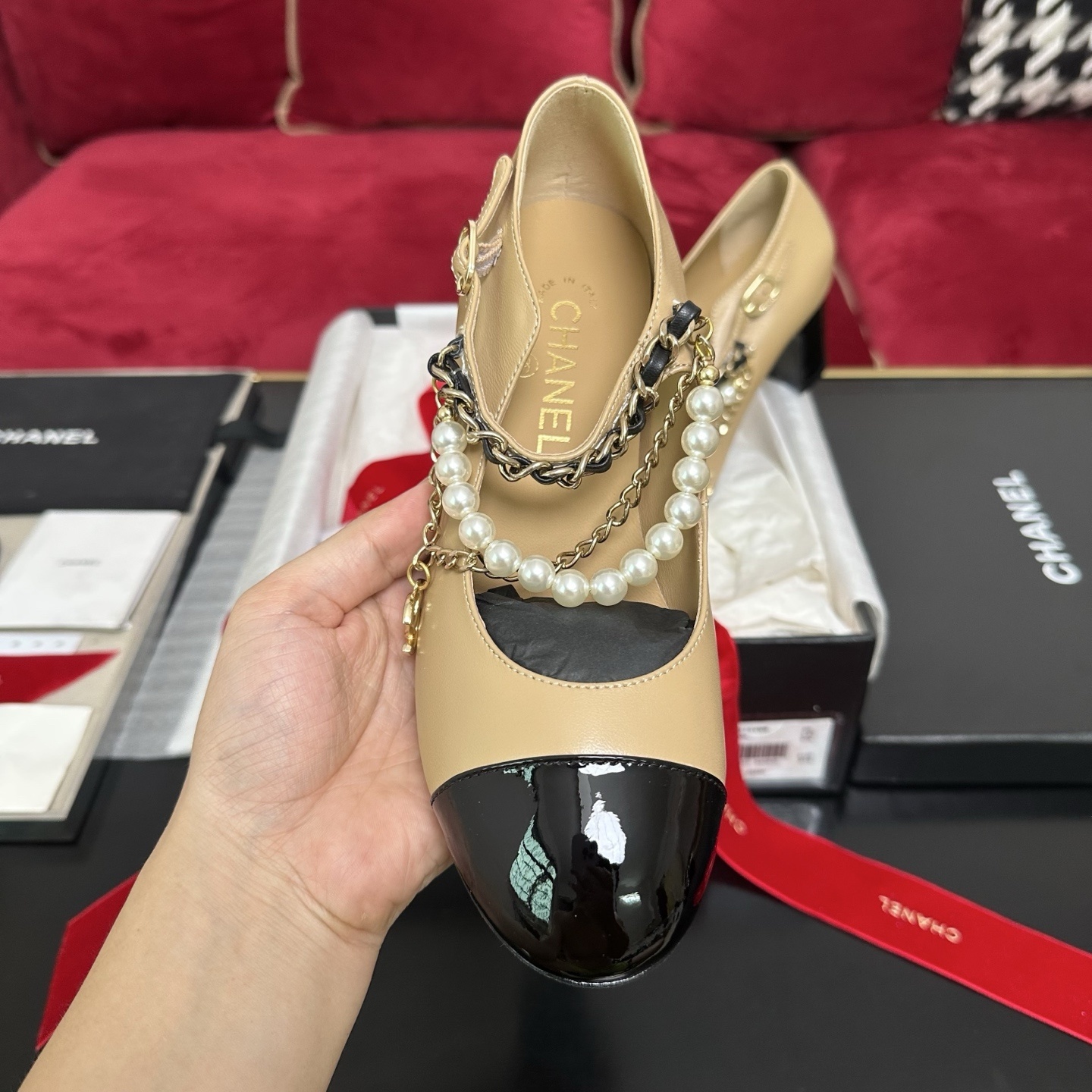 Chanel beige and black two-tone Mary Jane pumps with pearl and gold chain accents and CC logo charm in original packaging. - Hình 3