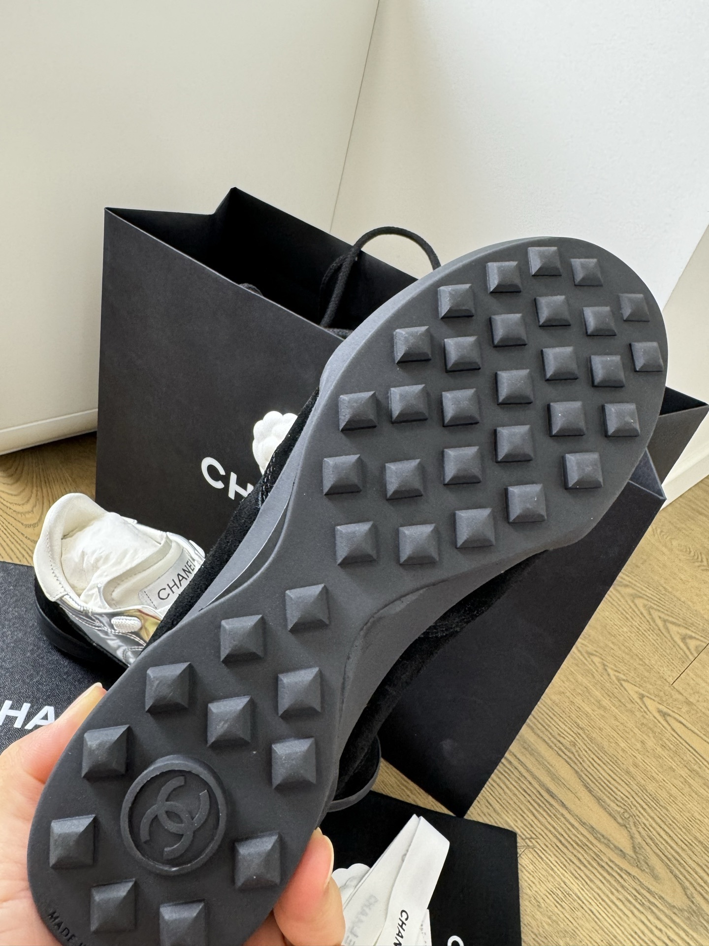 Chanel low-top sneakers in metallic silver quilted leather and black suede with original packaging - Hình 9