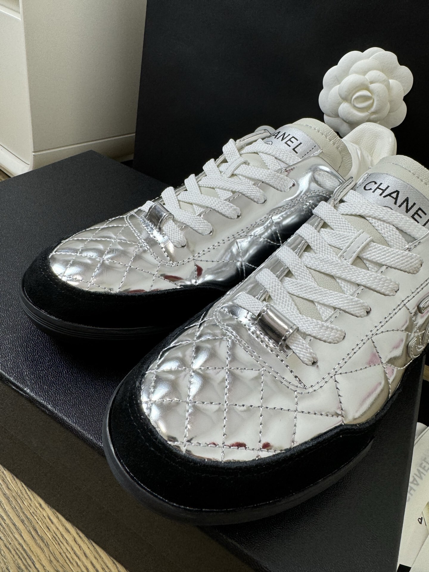Chanel low-top sneakers in metallic silver quilted leather and black suede with original packaging - Hình 8