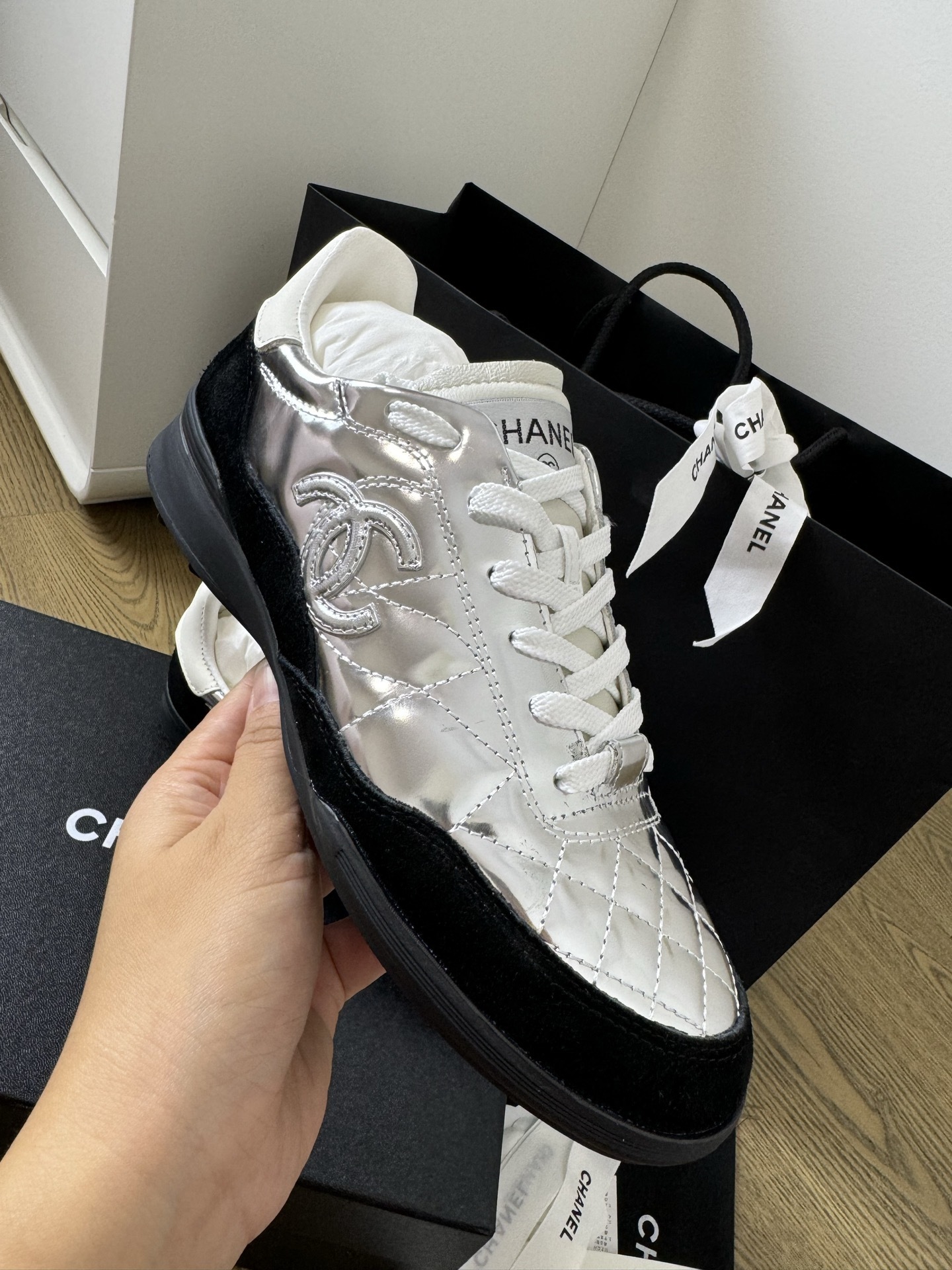 Chanel low-top sneakers in metallic silver quilted leather and black suede with original packaging - Hình 7
