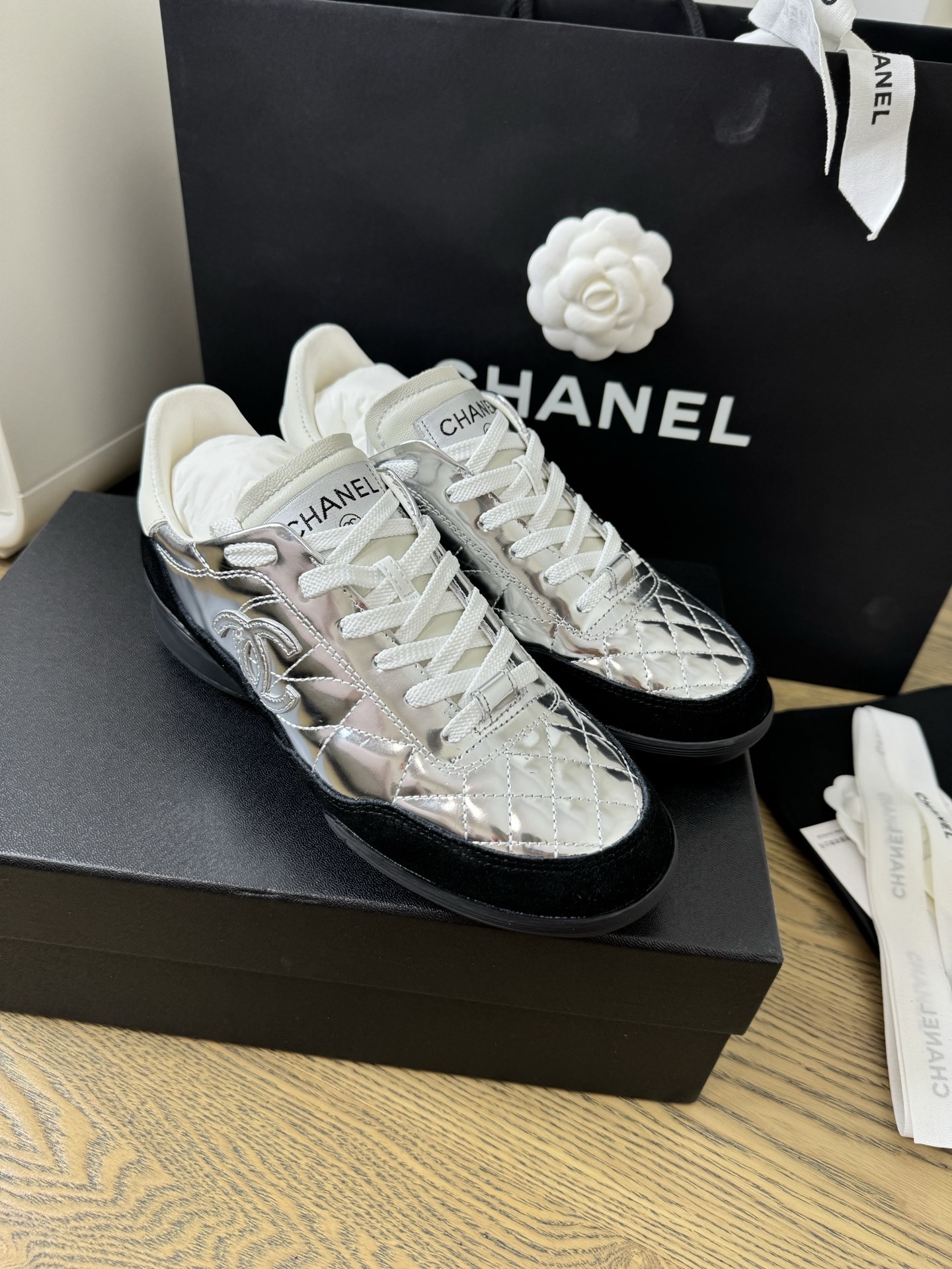 Chanel low-top sneakers in metallic silver quilted leather and black suede with original packaging - Hình 6