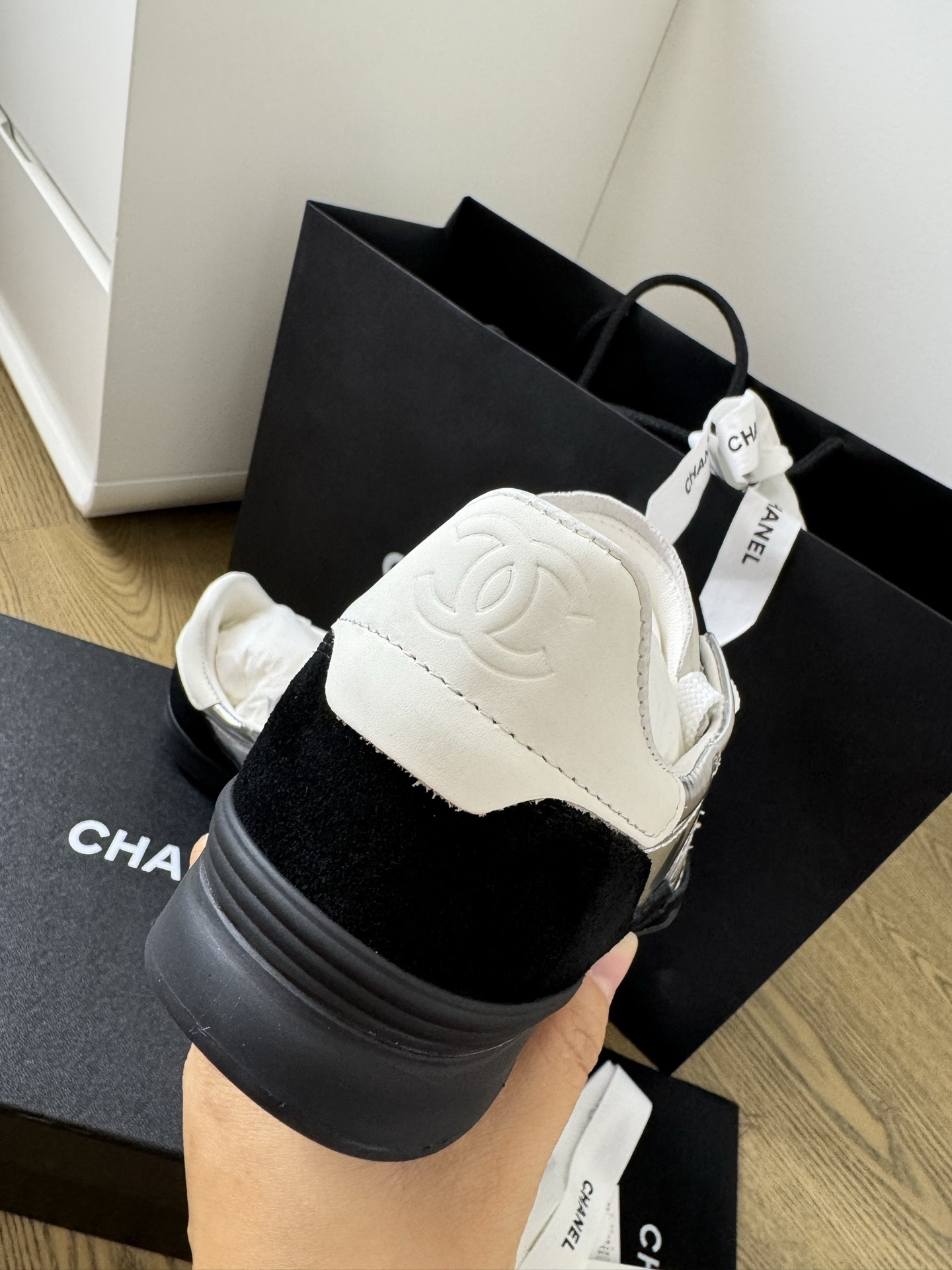 Chanel low-top sneakers in metallic silver quilted leather and black suede with original packaging - Hình 4