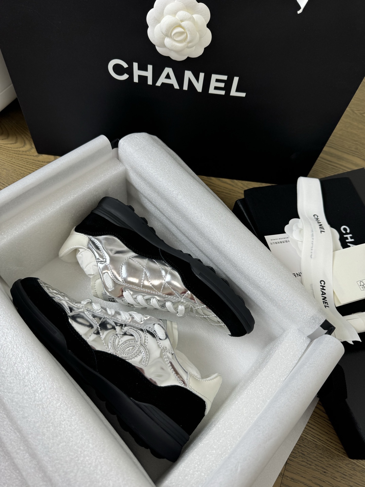Chanel low-top sneakers in metallic silver quilted leather and black suede with original packaging - Hình 3