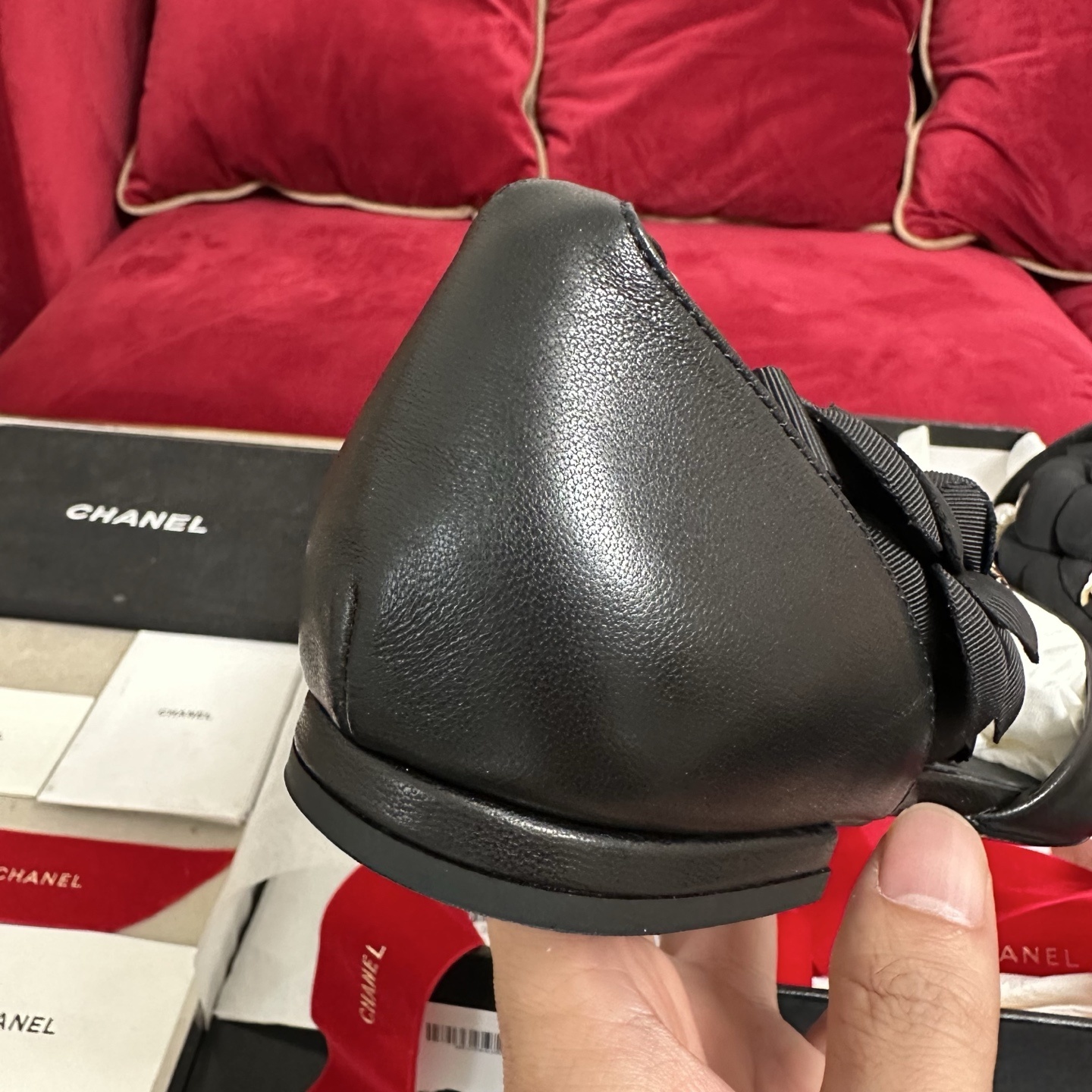 Chanel black leather pointed-toe flats with multi-strand pearl ankle straps and black camellia flower ornaments in a designer box - Hình 8