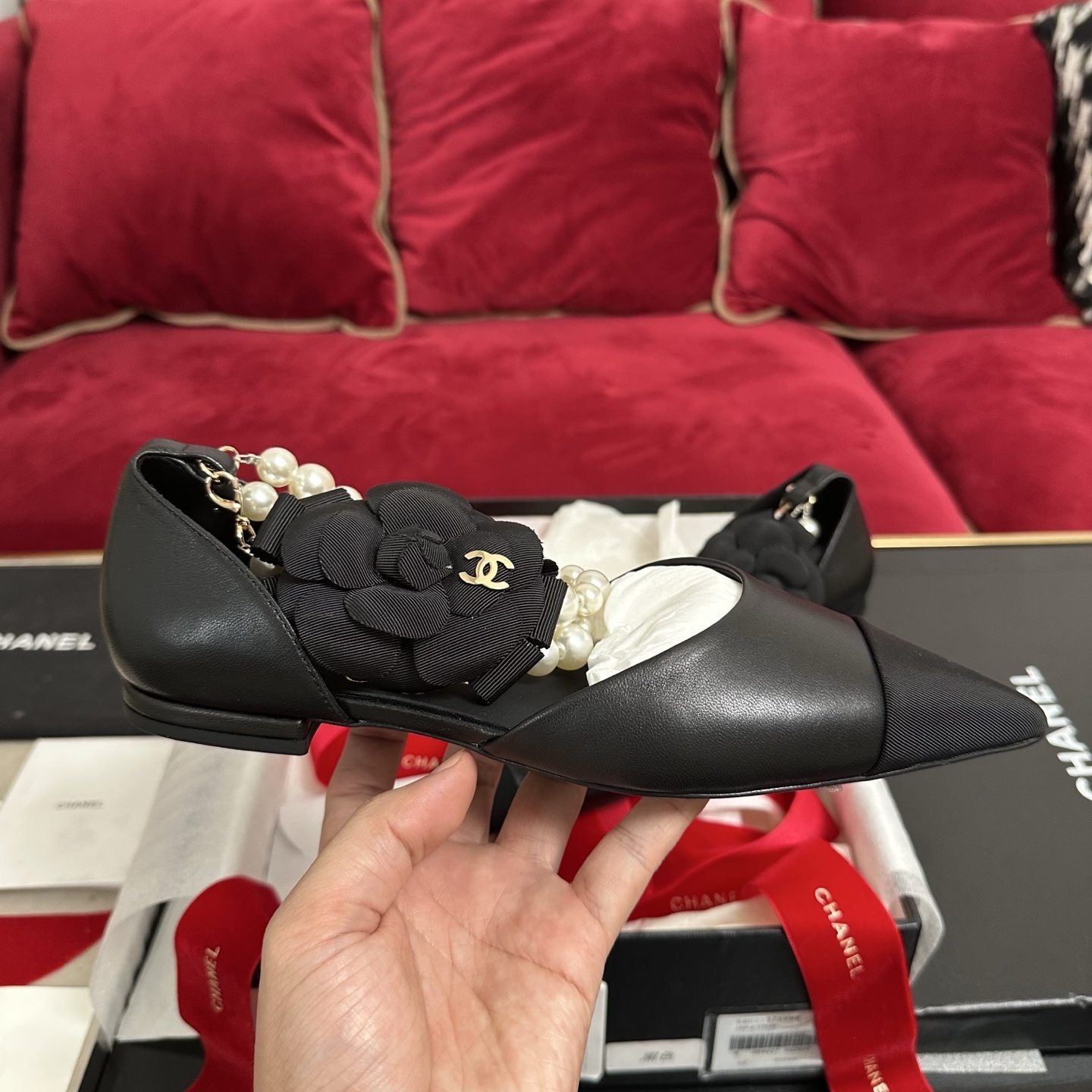 Chanel black leather pointed-toe flats with multi-strand pearl ankle straps and black camellia flower ornaments in a designer box - Hình 5