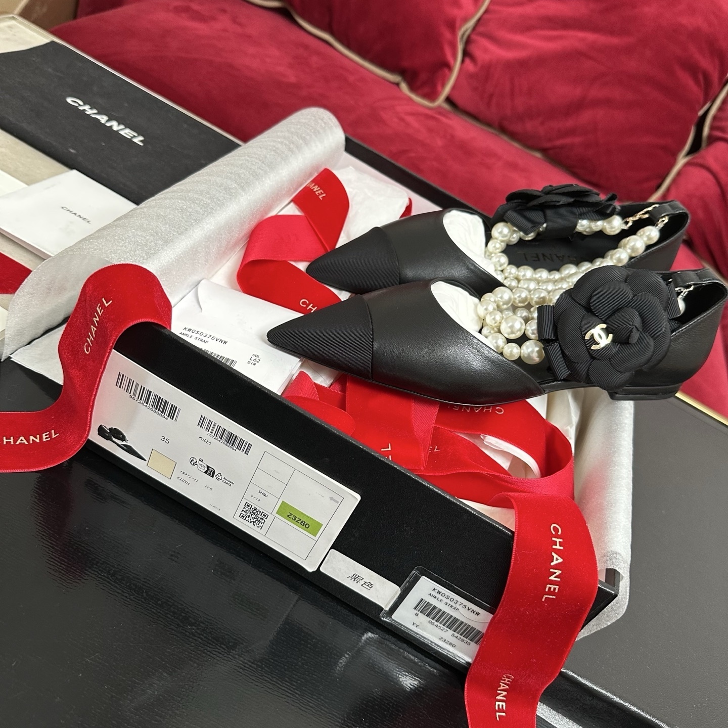 Chanel black leather pointed-toe flats with multi-strand pearl ankle straps and black camellia flower ornaments in a designer box - Hình 2