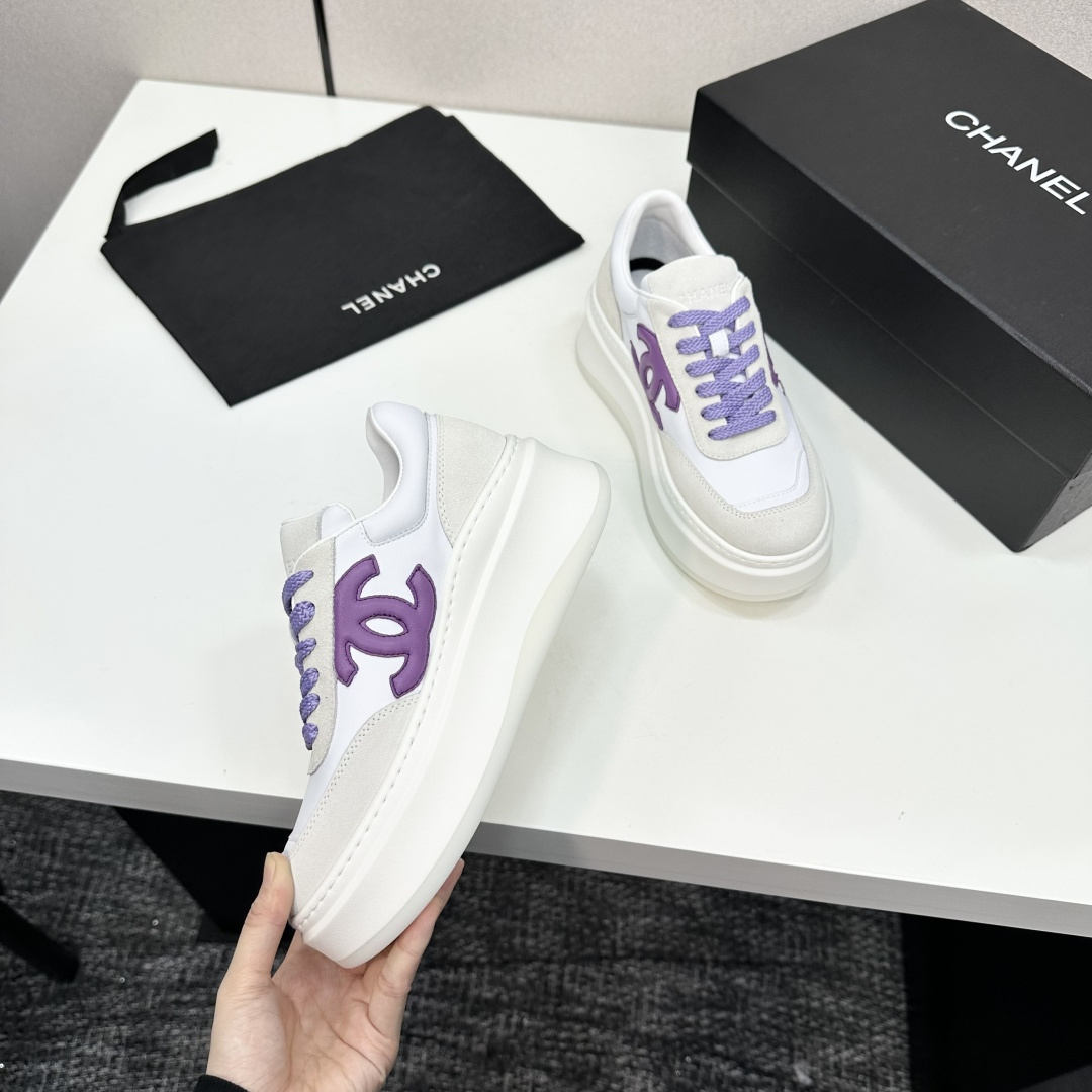 Chanel white leather and suede platform sneakers featuring a purple interlocking CC logo and purple laces on a black display box. - Hình 9