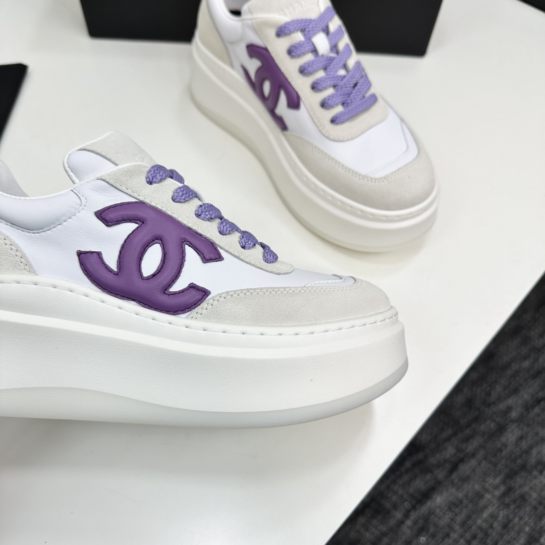 Chanel white leather and suede platform sneakers featuring a purple interlocking CC logo and purple laces on a black display box. - Hình 8