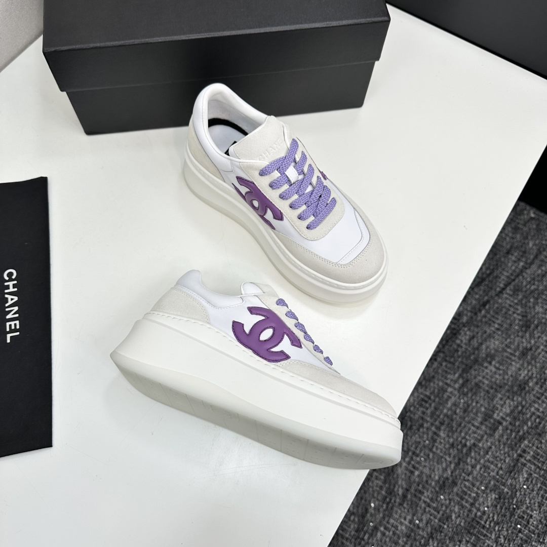 Chanel white leather and suede platform sneakers featuring a purple interlocking CC logo and purple laces on a black display box. - Hình 7