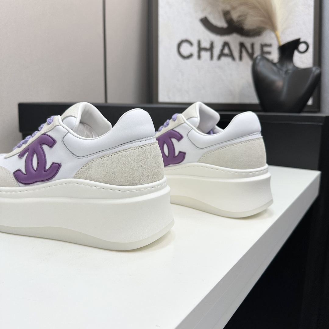 Chanel white leather and suede platform sneakers featuring a purple interlocking CC logo and purple laces on a black display box. - Hình 6