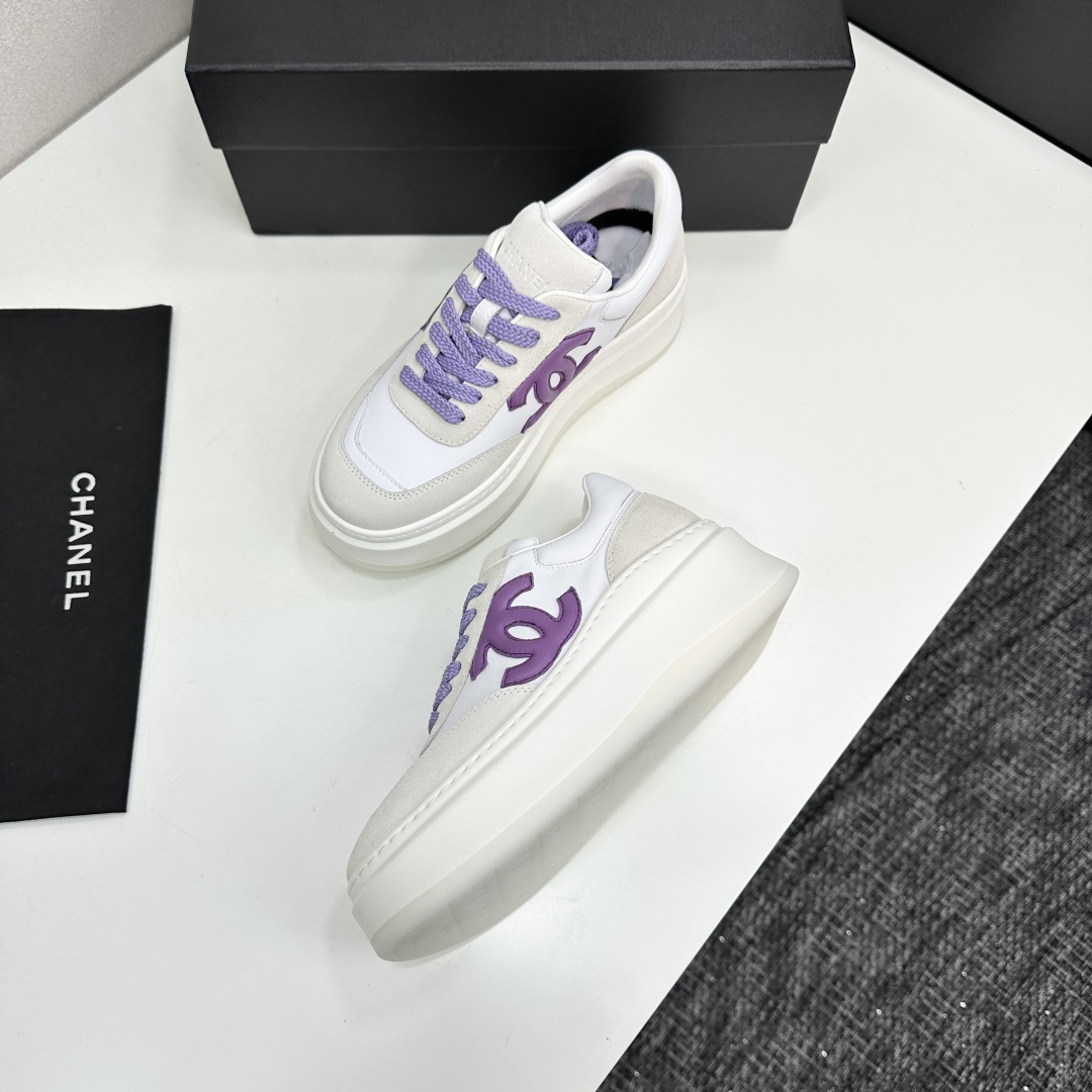 Chanel white leather and suede platform sneakers featuring a purple interlocking CC logo and purple laces on a black display box. - Hình 5