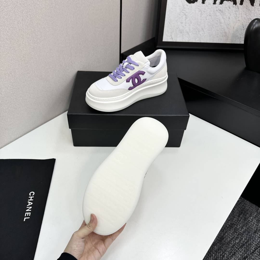 Chanel white leather and suede platform sneakers featuring a purple interlocking CC logo and purple laces on a black display box. - Hình 4