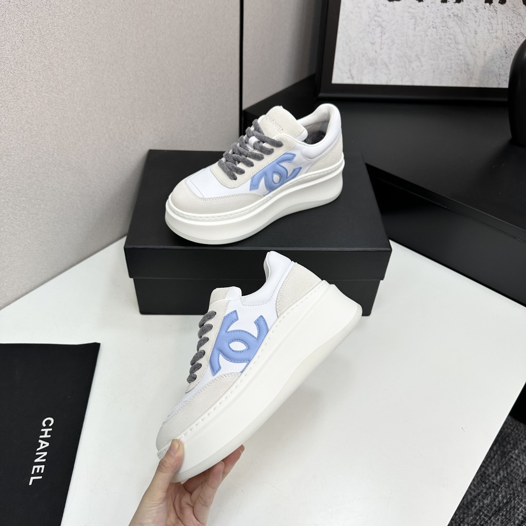 Luxury Chanel platform sneakers in white and light blue leather with suede accents on a black display box. - Hình 3