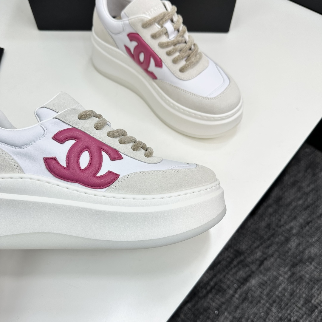Pair of Chanel white platform sneakers with pink interlocking CC logo on leather and suede panels. - Hình 10