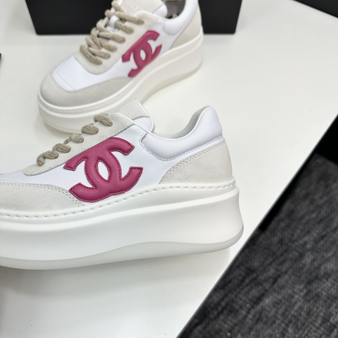 Pair of Chanel white platform sneakers with pink interlocking CC logo on leather and suede panels. - Hình 7
