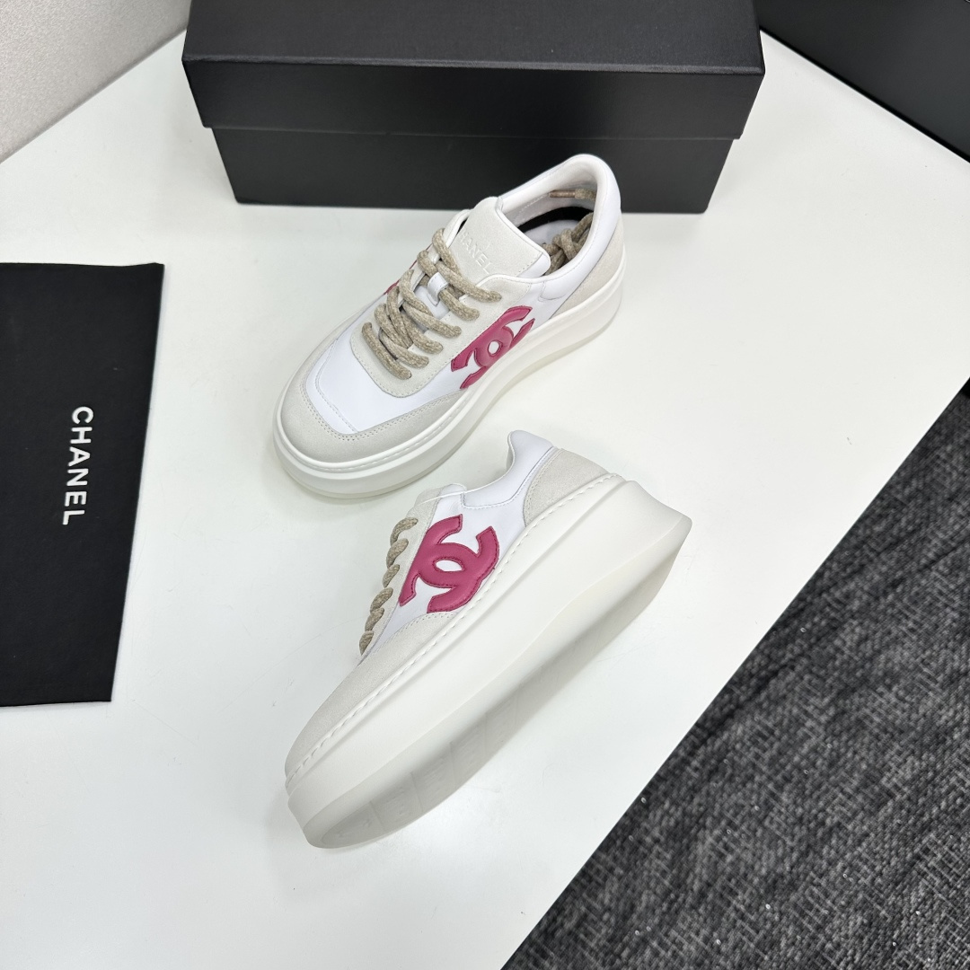 Pair of Chanel white platform sneakers with pink interlocking CC logo on leather and suede panels. - Hình 6