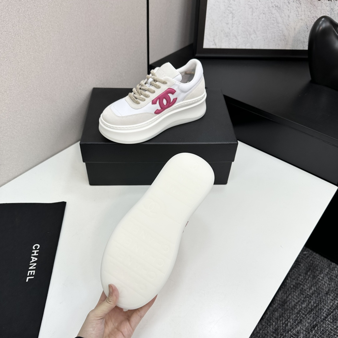 Pair of Chanel white platform sneakers with pink interlocking CC logo on leather and suede panels. - Hình 5