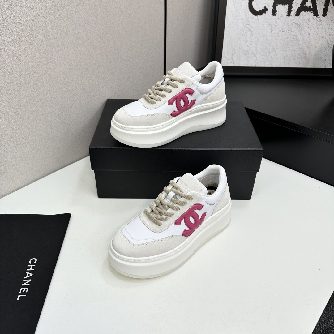 Pair of Chanel white platform sneakers with pink interlocking CC logo on leather and suede panels. - Hình 3