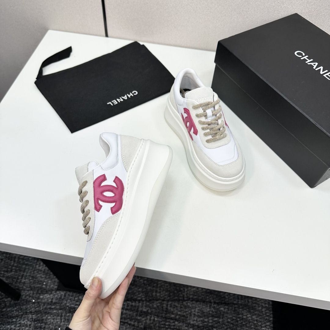 Pair of Chanel white platform sneakers with pink interlocking CC logo on leather and suede panels. - Hình 2