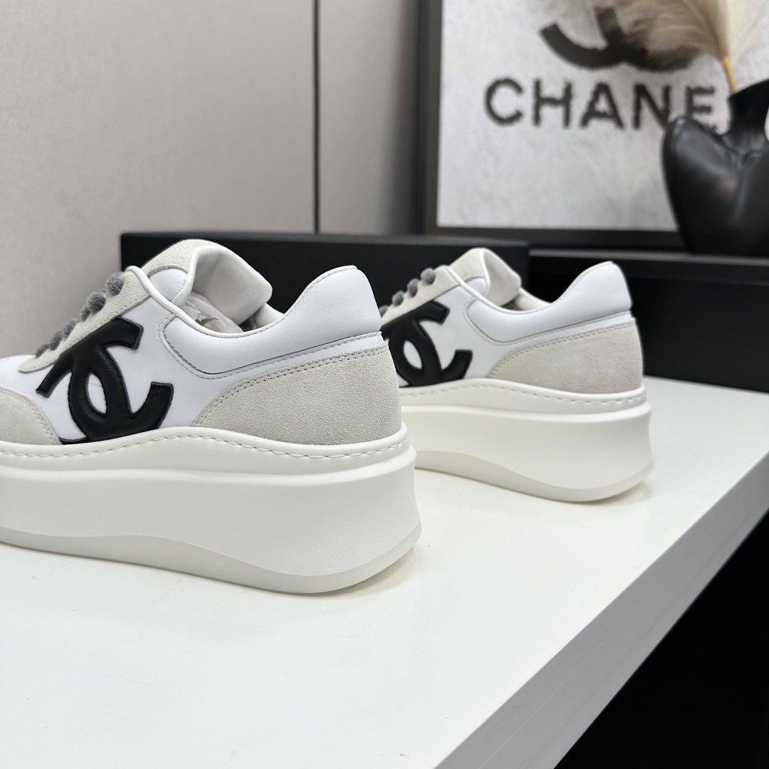 Side view of Chanel white and beige platform sneakers with black CC logo on a black box - Hình 8