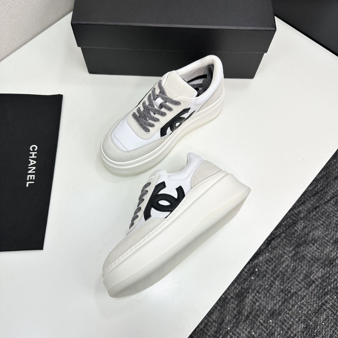 Side view of Chanel white and beige platform sneakers with black CC logo on a black box - Hình 6