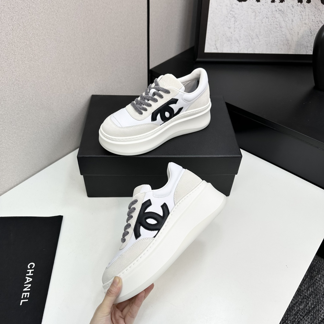 Side view of Chanel white and beige platform sneakers with black CC logo on a black box - Hình 4