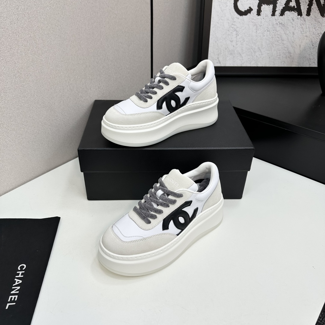Side view of Chanel white and beige platform sneakers with black CC logo on a black box - Hình 3