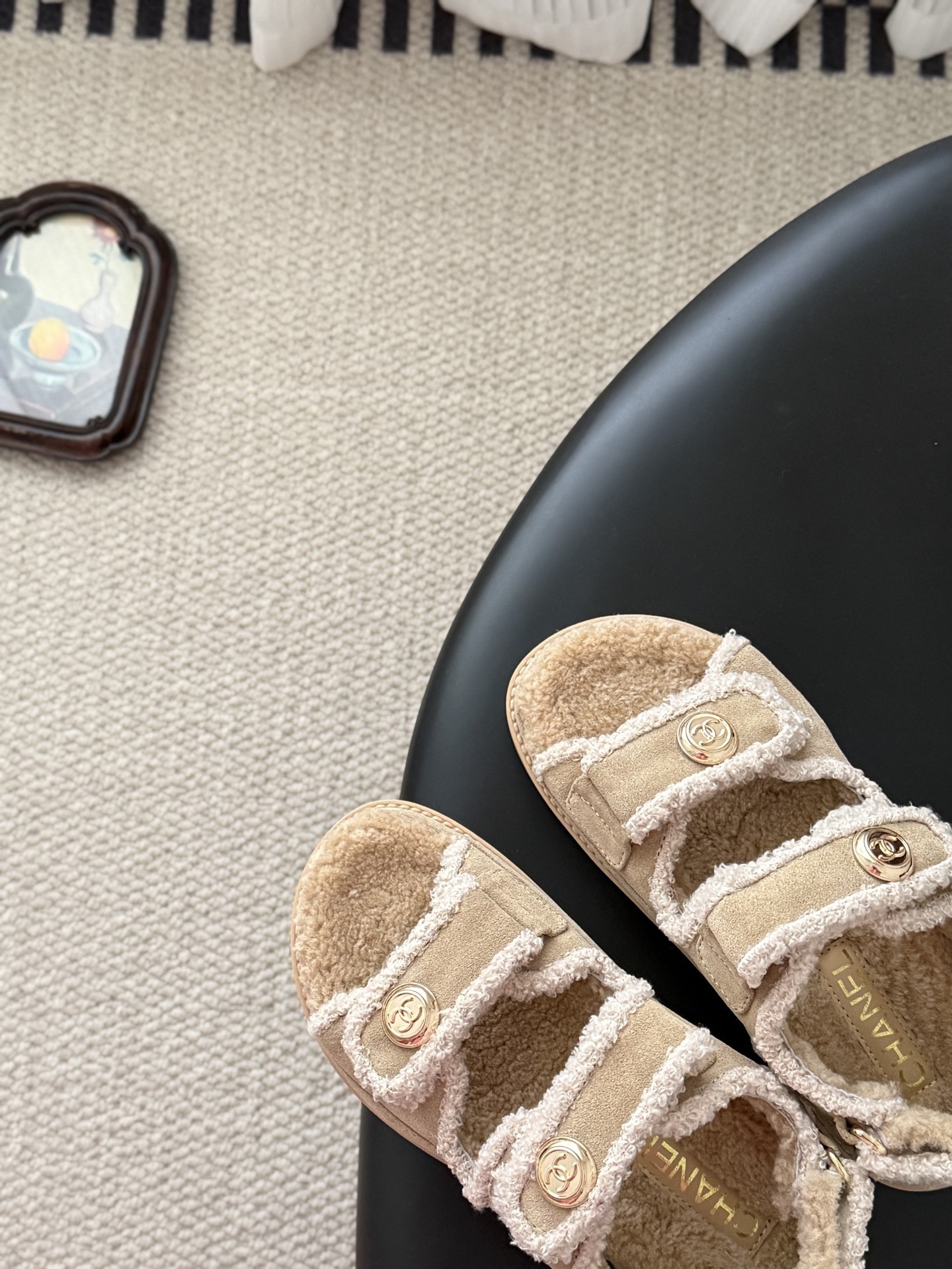 Luxury Chanel beige shearling dad sandals with gold CC logo buttons and fluffy lining placed next to a Chanel box. - Hình 4