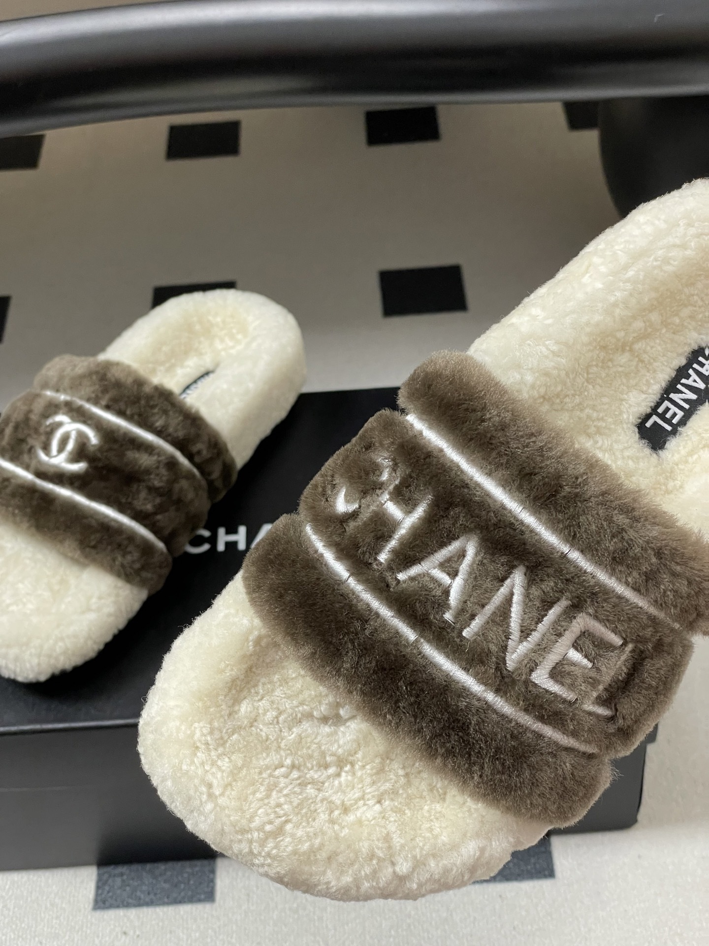 Pair of Chanel luxury shearling slides in cream and brown with silver logo embroidery. - Hình 9