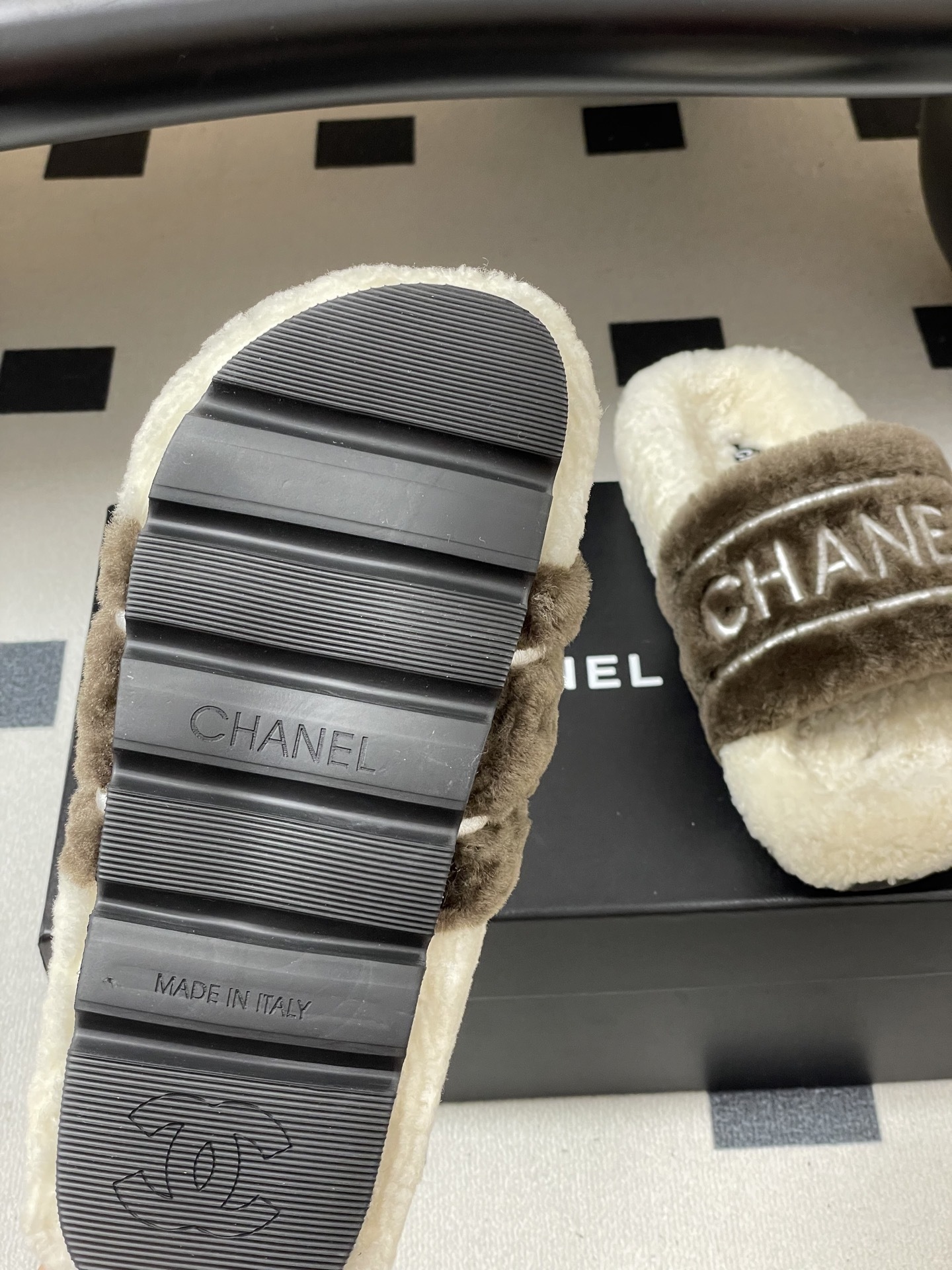 Pair of Chanel luxury shearling slides in cream and brown with silver logo embroidery. - Hình 8