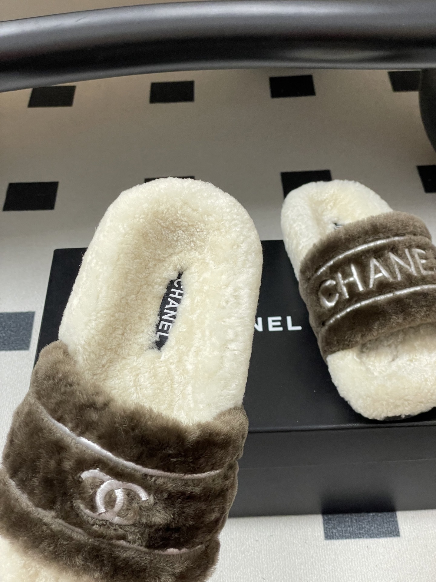 Pair of Chanel luxury shearling slides in cream and brown with silver logo embroidery. - Hình 7