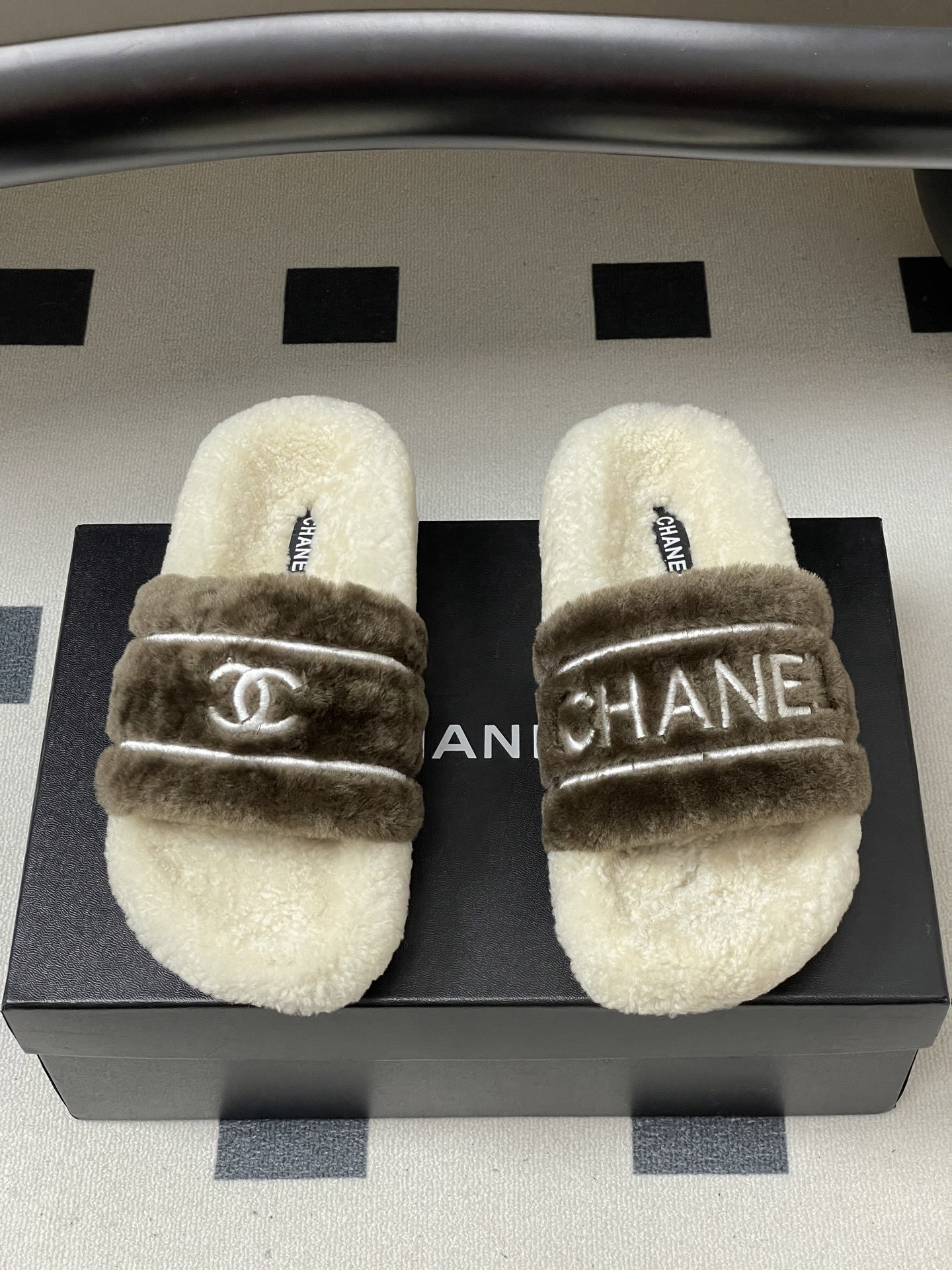 Pair of Chanel luxury shearling slides in cream and brown with silver logo embroidery. - Hình 5