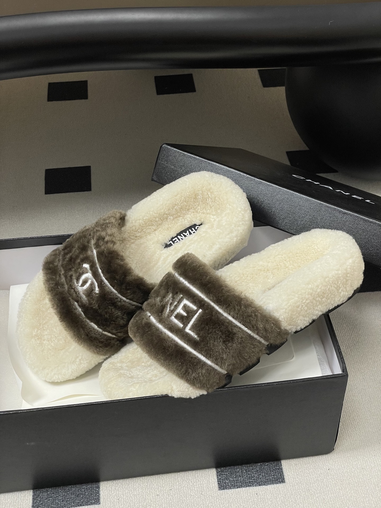 Pair of Chanel luxury shearling slides in cream and brown with silver logo embroidery. - Hình 4