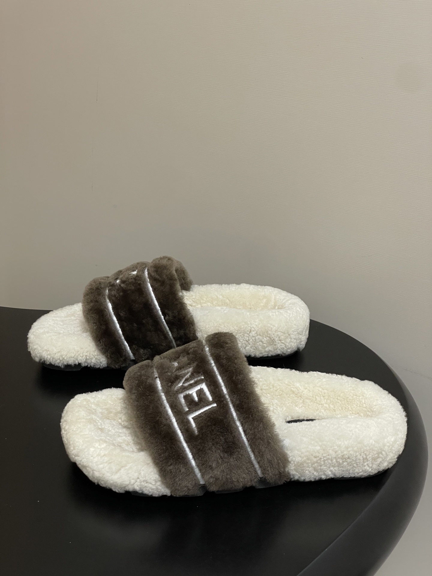 Pair of Chanel luxury shearling slides in cream and brown with silver logo embroidery. - Hình 3