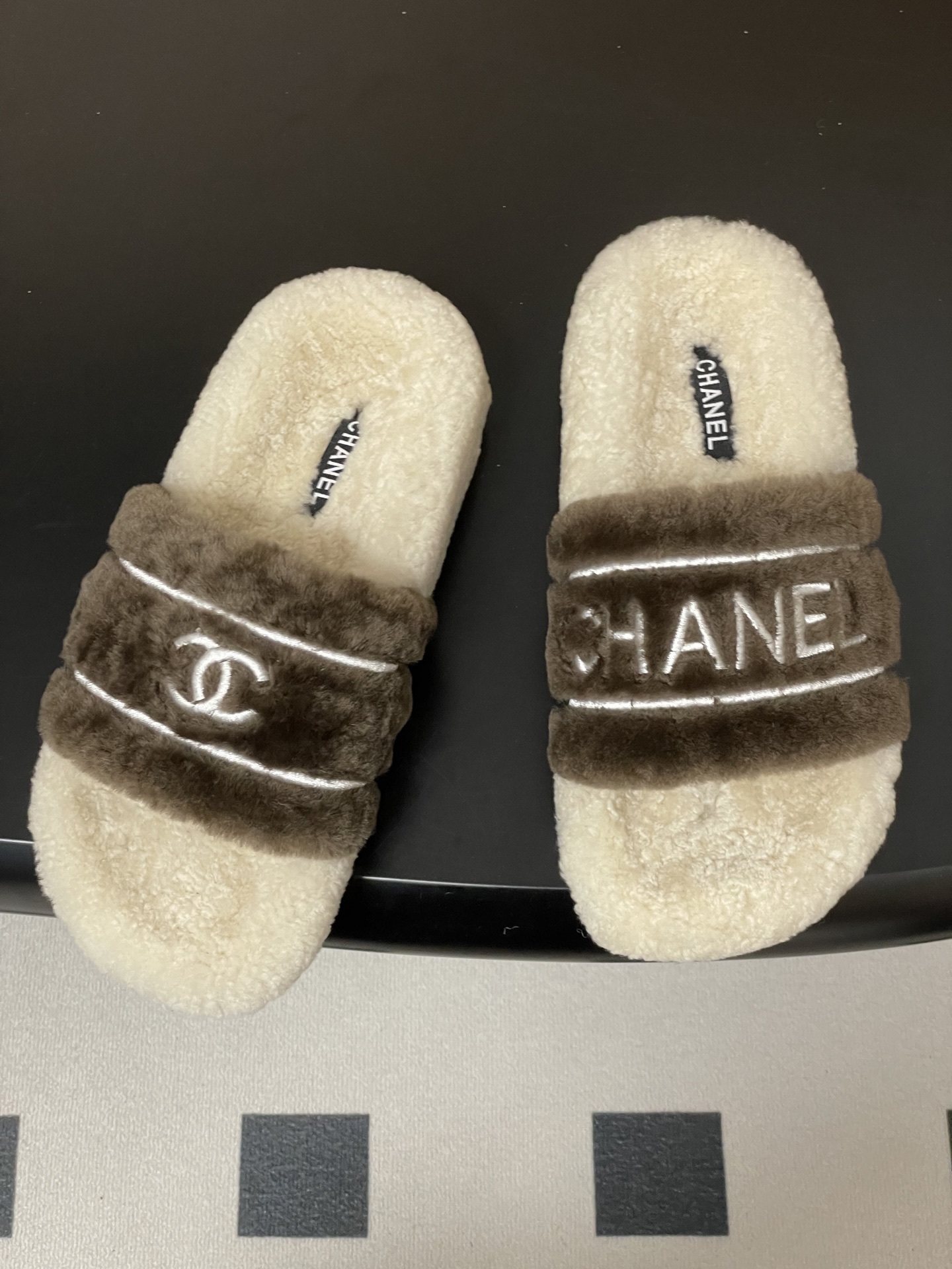 Pair of Chanel luxury shearling slides in cream and brown with silver logo embroidery. - Hình 2