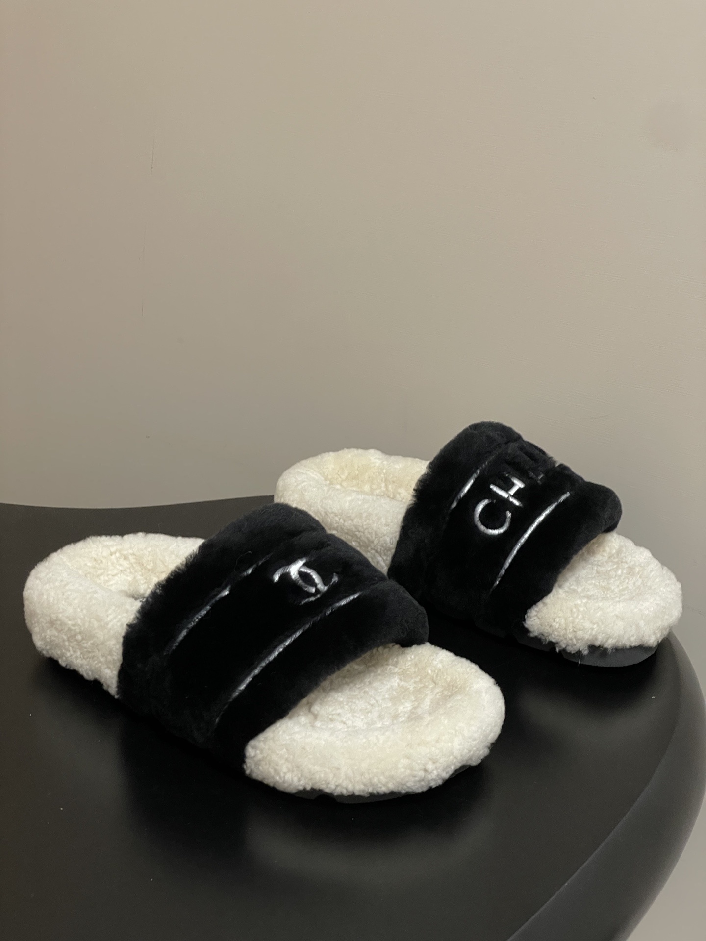 Luxury Designer Style Faux Fur Slippers – Cozy Plush House Slides