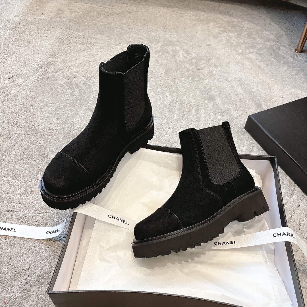A pair of Chanel black suede platform Chelsea boots with a chunky lug sole and small silver CC logo, displayed with original luxury packaging. - Hình 4