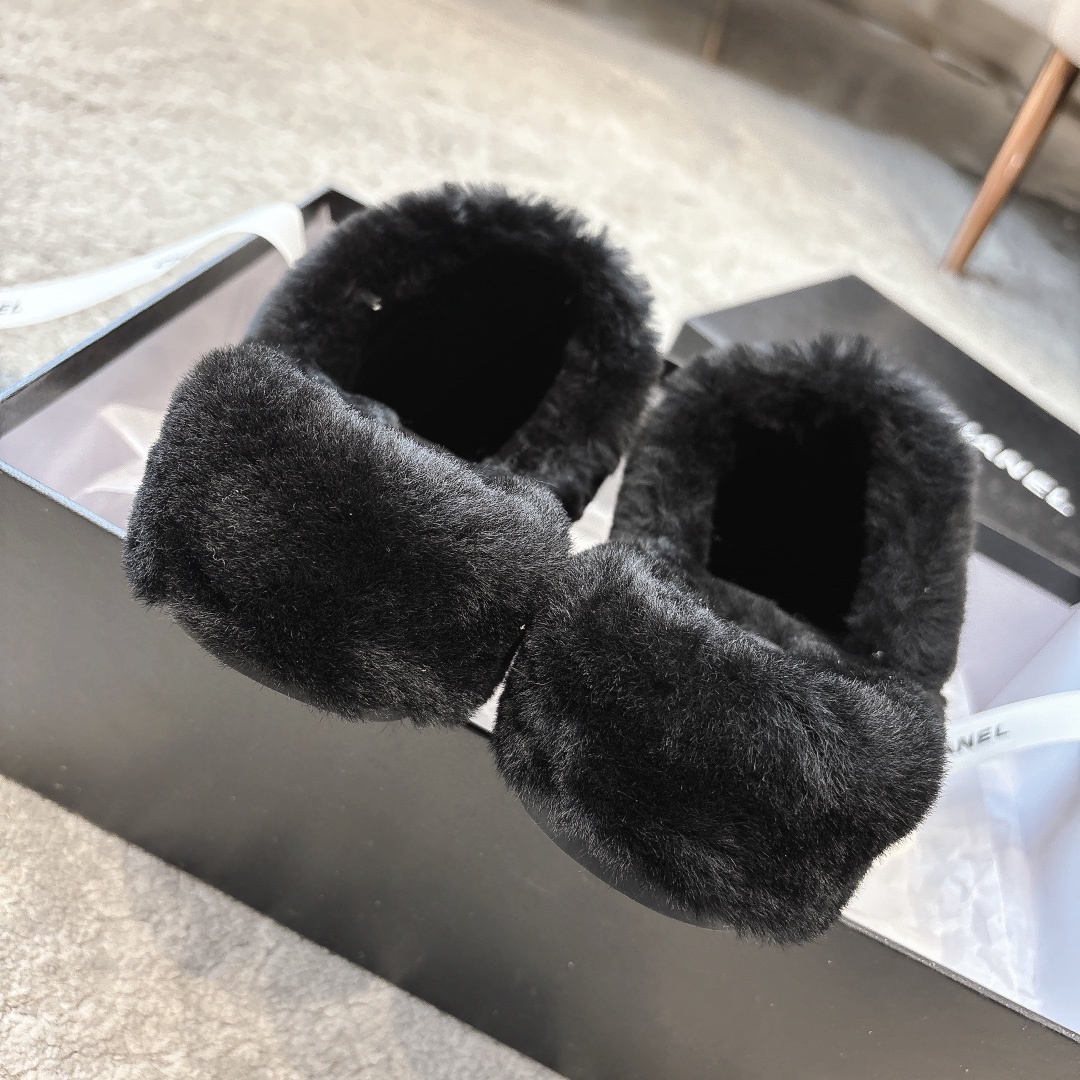A pair of black luxury fluffy fur slippers with a signature interlocking logo inside a branded gift box with ribbons. - Hình 9