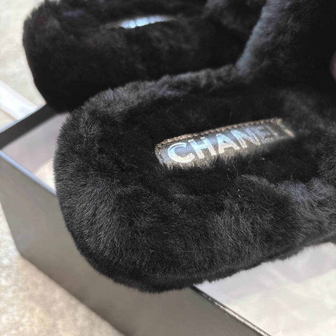 A pair of black luxury fluffy fur slippers with a signature interlocking logo inside a branded gift box with ribbons. - Hình 8