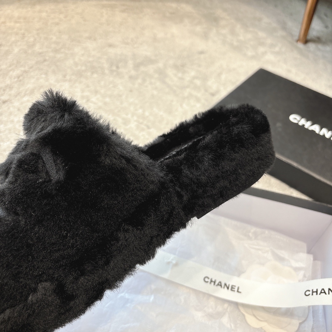 A pair of black luxury fluffy fur slippers with a signature interlocking logo inside a branded gift box with ribbons. - Hình 7