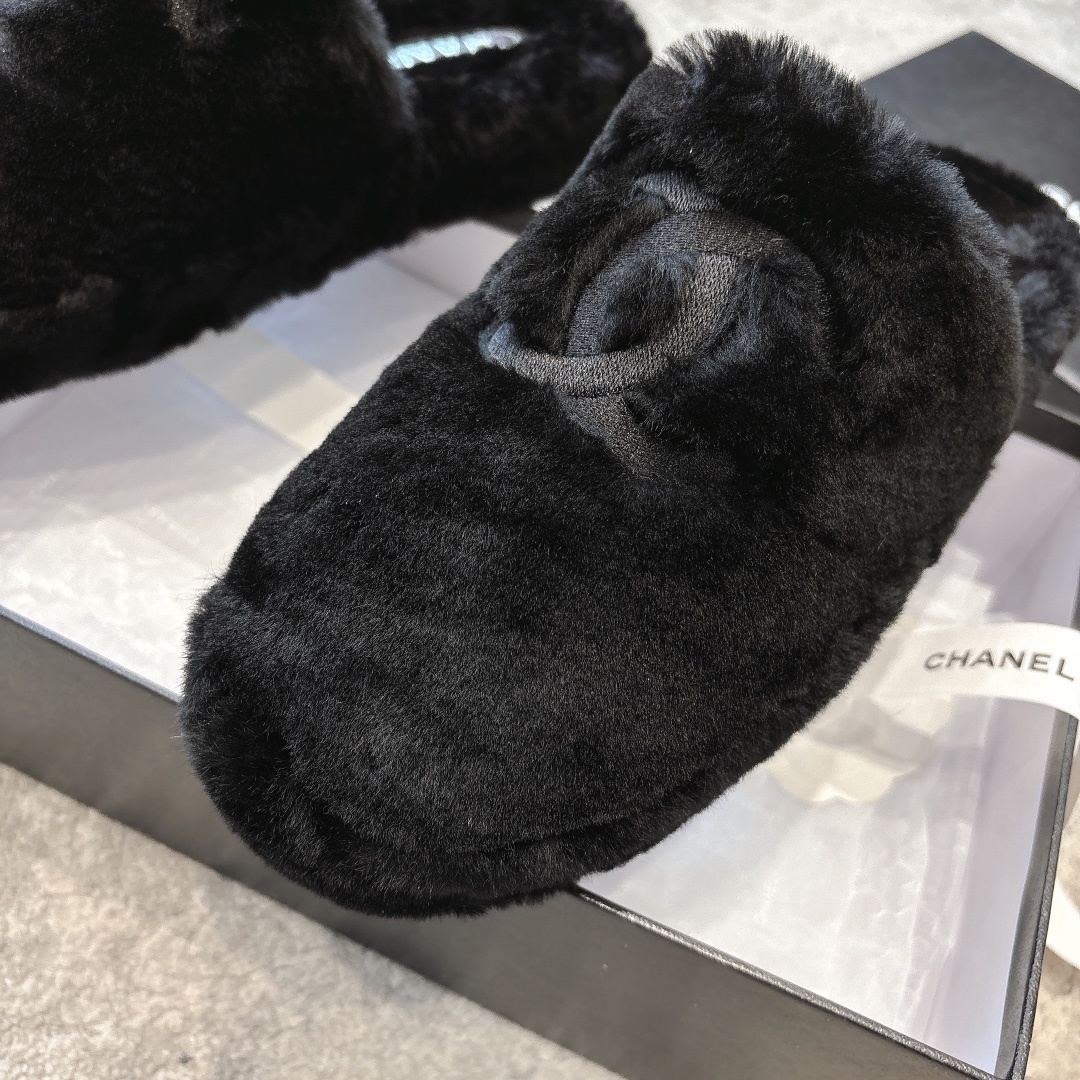 A pair of black luxury fluffy fur slippers with a signature interlocking logo inside a branded gift box with ribbons. - Hình 6